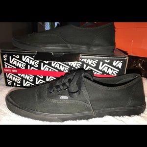 Vans low-top black shoes